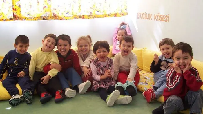 Öveçler yakınında kreşimizde evcilik köşesinde oynayan çocuklar